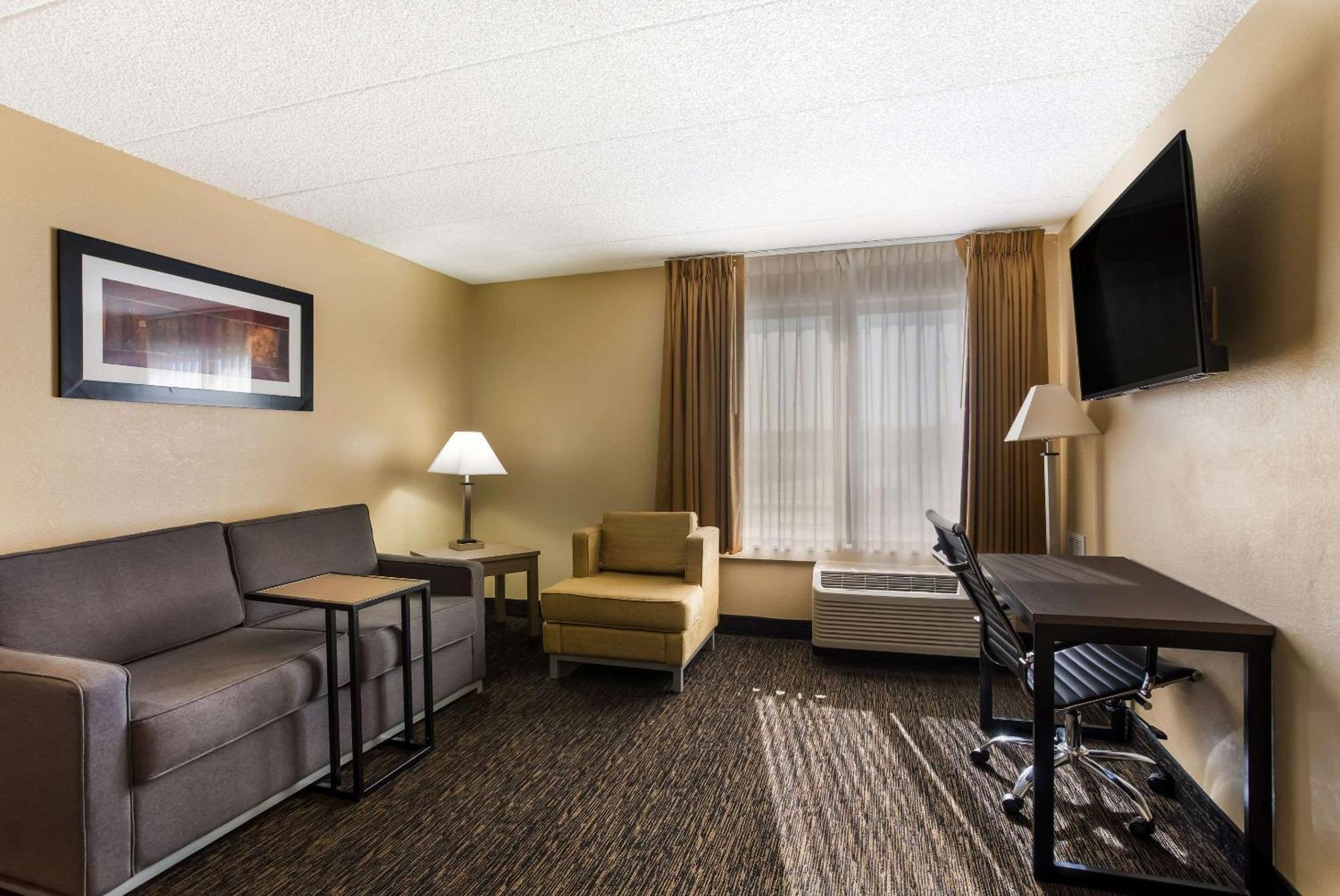 Quality Suites Milwaukee Airport Exterior photo