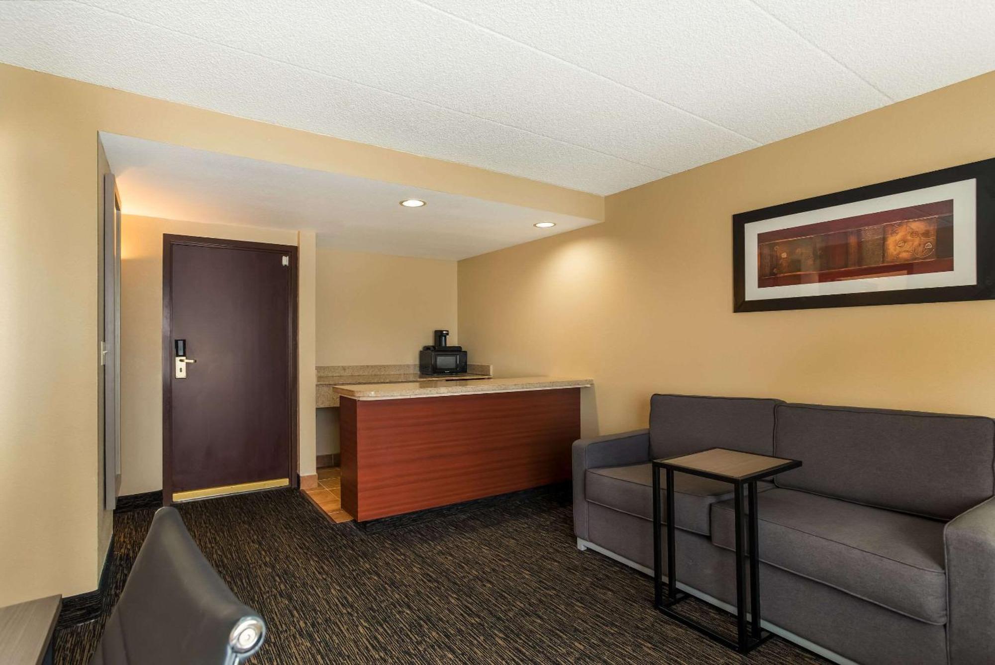 Quality Suites Milwaukee Airport Exterior photo