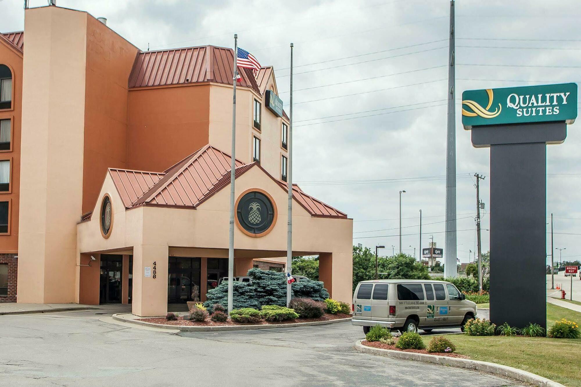 Quality Suites Milwaukee Airport Exterior photo